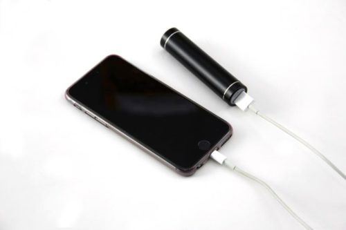 Smartphone an Powerbank angeschlossen Smartphone an Powerbank angeschlossen