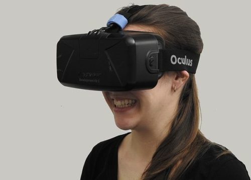 Frau mit Oculus Rift VR-Brille
