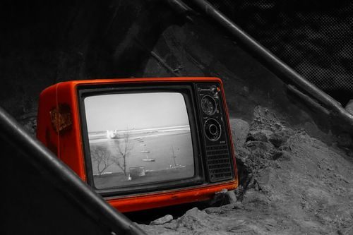 alter Fernseher schwarz weiß