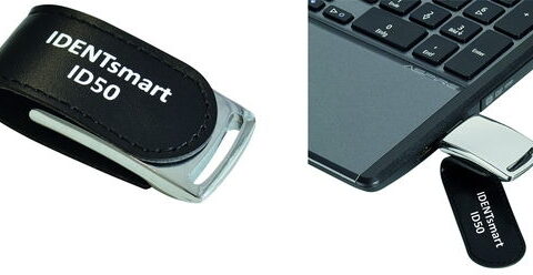 IDENTsmart ID50 Password-Manager am USB-Anschluss eines Notebooks