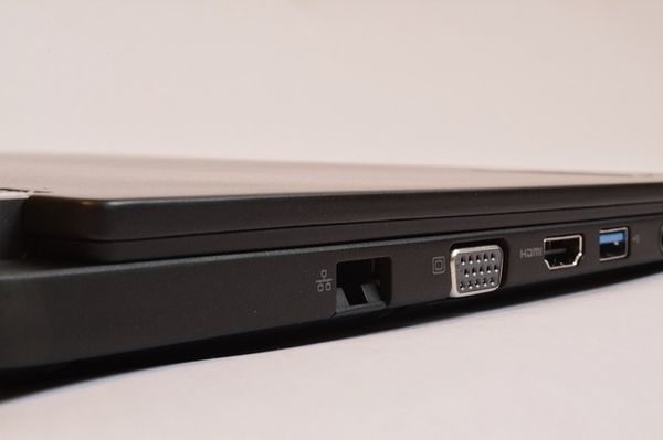 HDMI Anschluss seitlich am Laptop HDMI Anschluss seitlich am Laptop