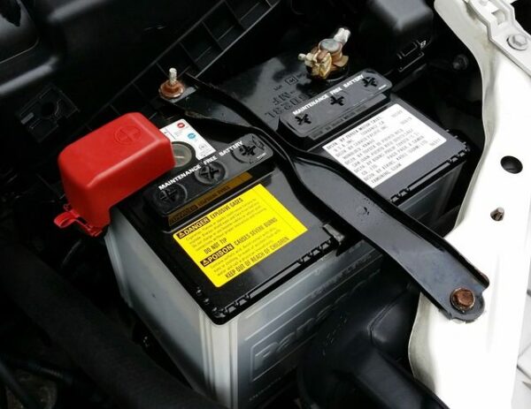 Wie wechselt man eine Autobatterie?
