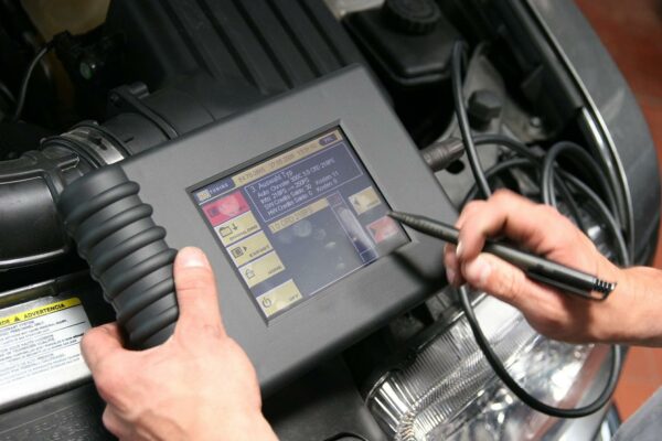 KFZ-Steuergerät selbst auslesen mit einem KFZ-Diagnosegerät Daten werden im KFZ-Steuergerät gespeichert