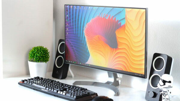 Schreibtisch mit Desktop-PC aufgeräumter Schreibtisch mit Desktop-PC