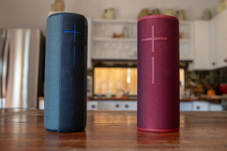 Bluetooth-Lautsprecher blau und rot