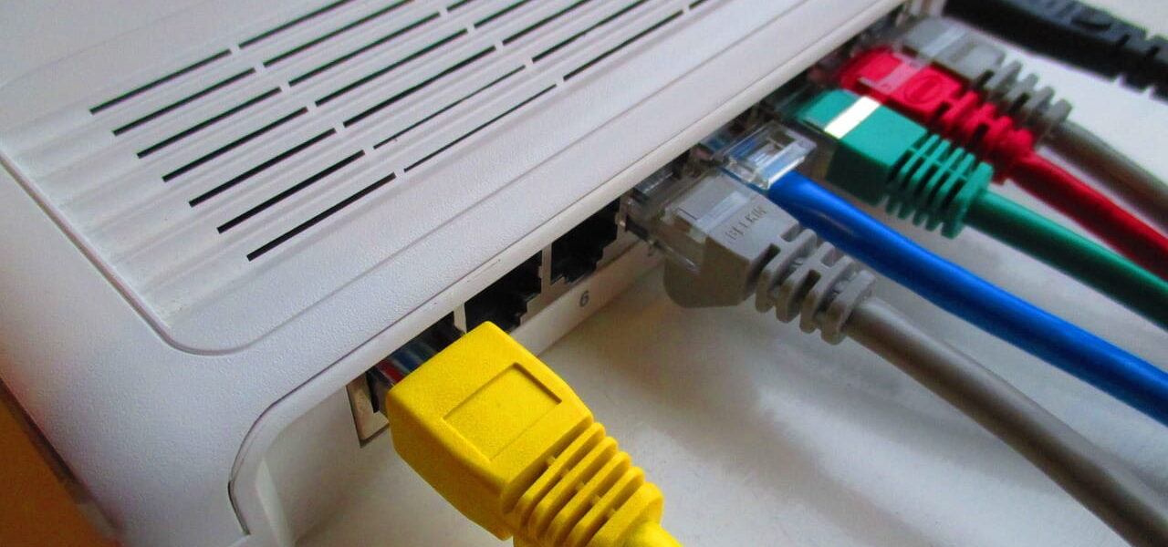 Ethernet Kabel am Router angeschlossen