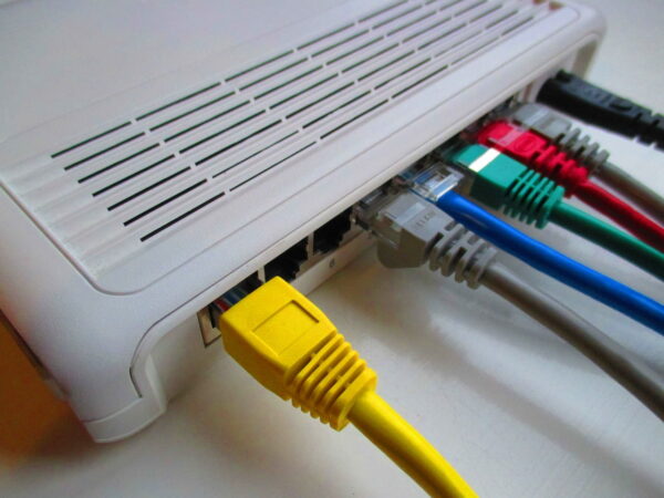 Ethernet Kabel am Router angeschlossen