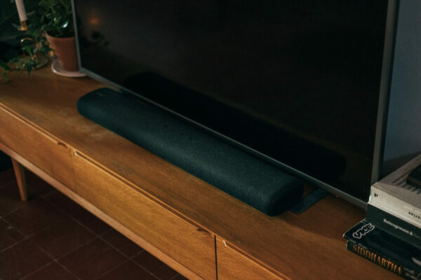 Soundbar unter Fernseher platziert Soundbar unter Fernseher platziert