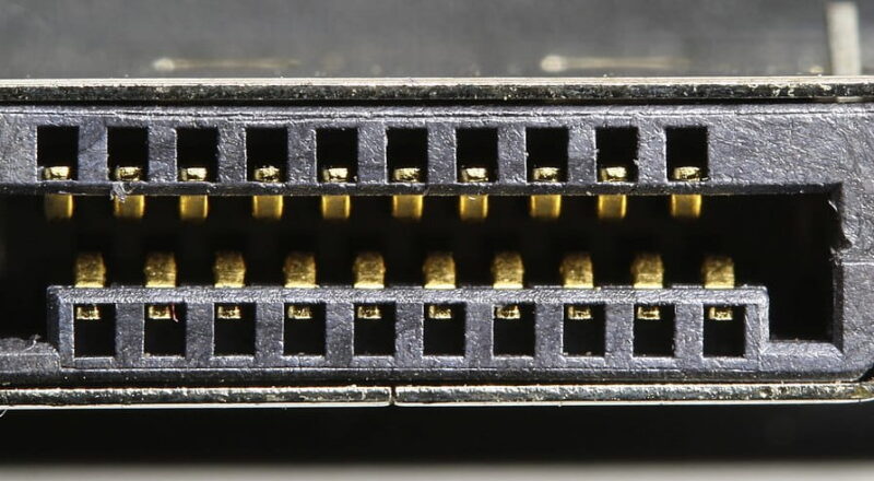 Eine Nahaufnahme der Verbindungspins auf der Vorderseite eines DisplayPort Steckers