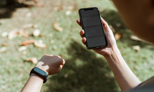 Fitnessarmband und Smartphone