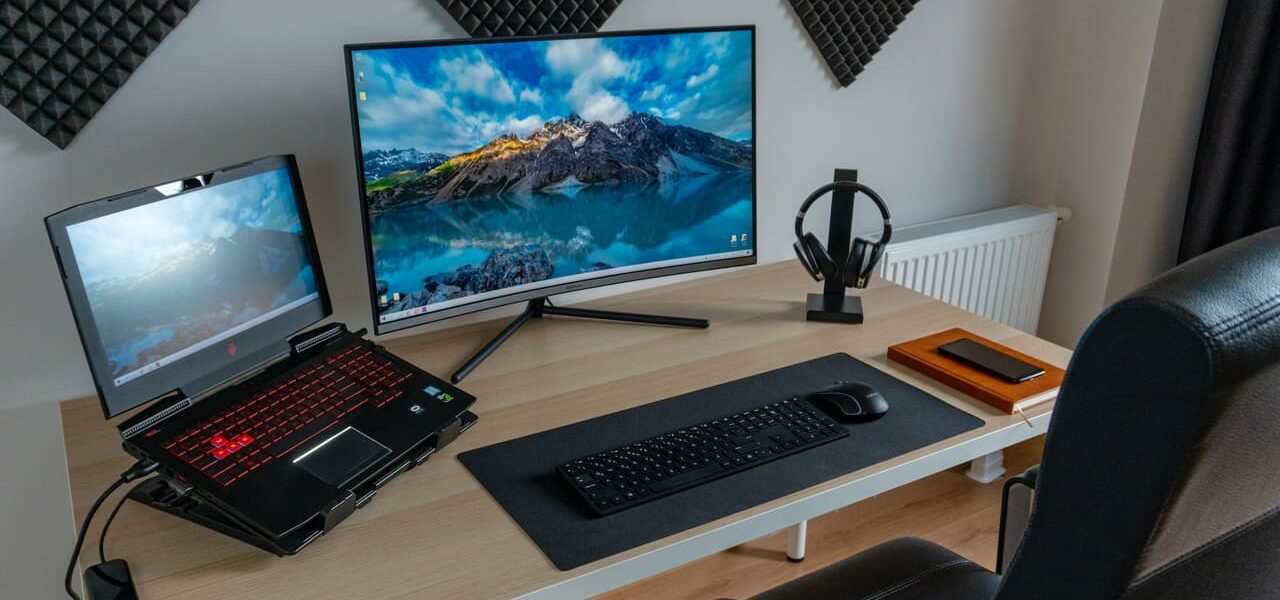 WQHD Monitor auf dem Schreibtisch