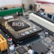 BIOS-Update auf einem Computer-Mainboard mit hervorgehobener BIOS-Funktion