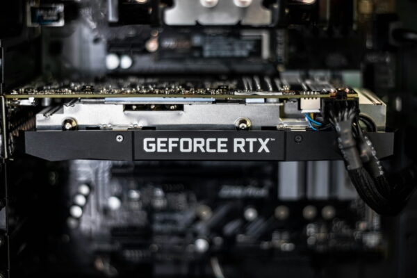 GeForce RTX Grafikkarte: Leistungsstarkes Upgrade für Gaming und Videobearbeitung Hochleistungs-Grafikkarte GeForce RTX in einem Gaming-PC für bessere Performance bei Spielen und grafikintensiven Anwendungen.
