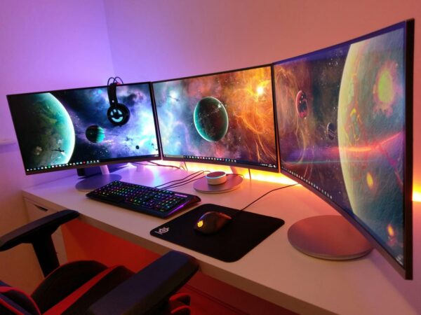 Externe Grafikkarten für Laptops – Mehr Leistung am Schreibtisch nutzen Gaming-Setup mit Monitoren – mögliche Nutzung externer Grafikkarten für Laptops