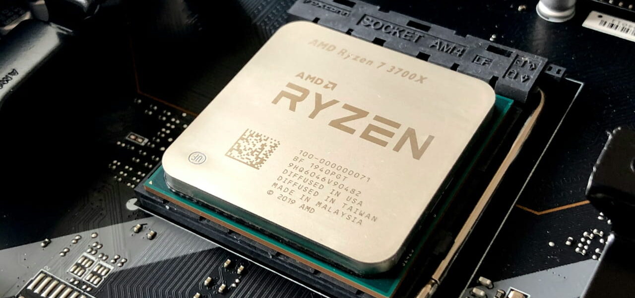 Nahaufnahme einer CPU auf einem Mainboard – wichtige Hardware-Komponente eines PCs