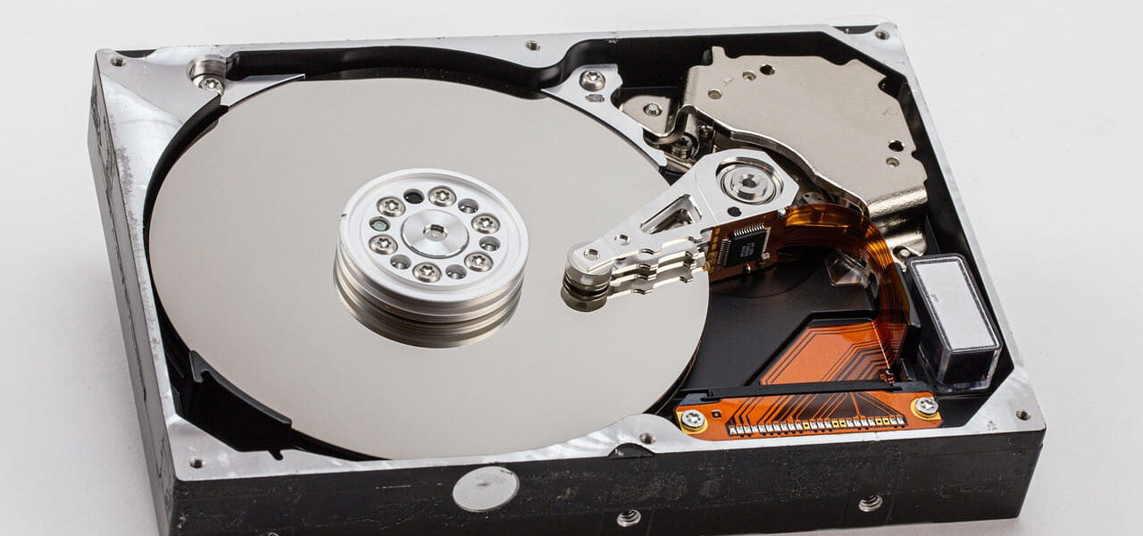Geöffnete HDD-Festplatte mit sichtbaren Magnetscheiben und Lesekopf