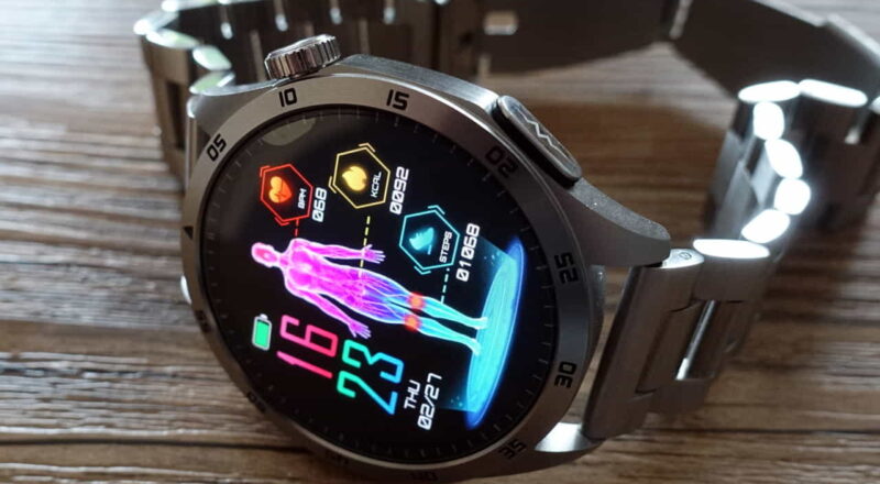 Kardena CARE Pro 4 Plus in Edelstahl Silber mit AMOLED-Display und Gesundheitsanzeige.