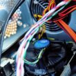 Luftkühlung in einem PC-Gehäuse mit Intel-CPU-Kühler und Gehäuselüfter.