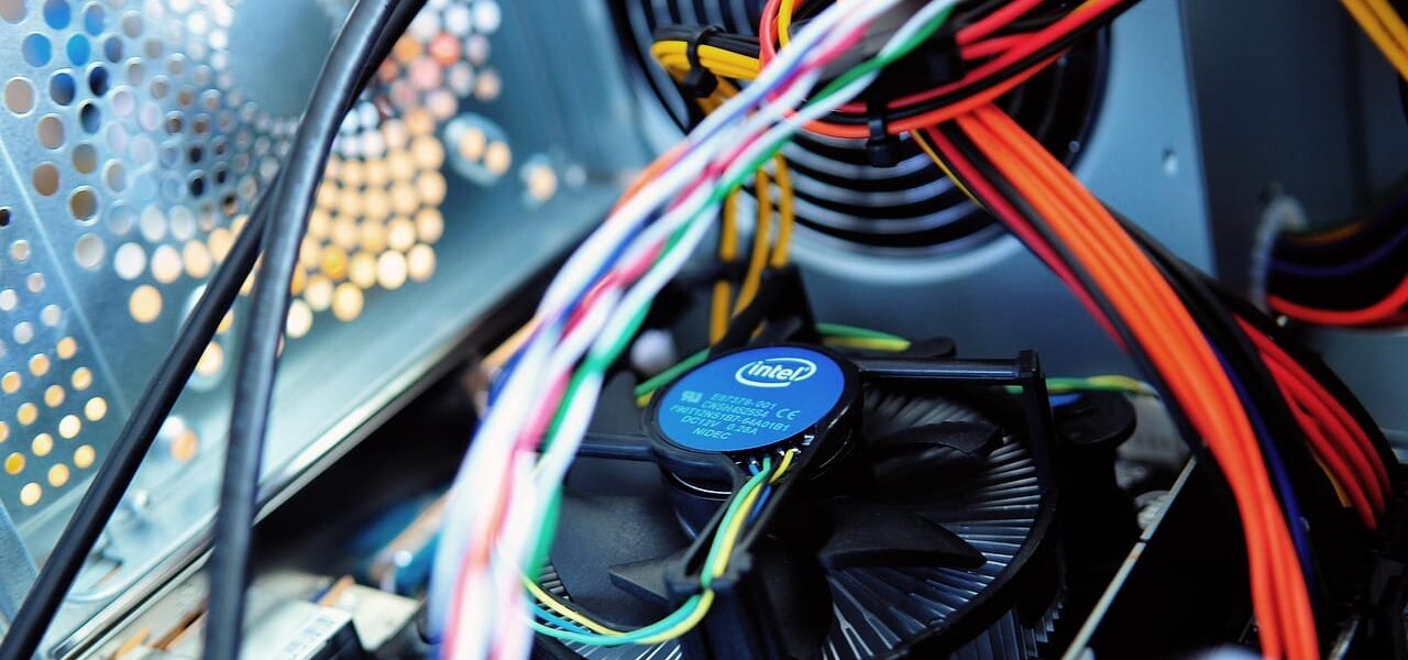 Luftkühlung in einem PC-Gehäuse mit Intel-CPU-Kühler und Gehäuselüfter.