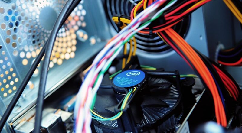 Luftkühlung in einem PC-Gehäuse mit Intel-CPU-Kühler und Gehäuselüfter.