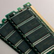 Nahaufnahme von zwei RAM-Modulen – Mehr RAM einbauen für bessere PC-Leistung