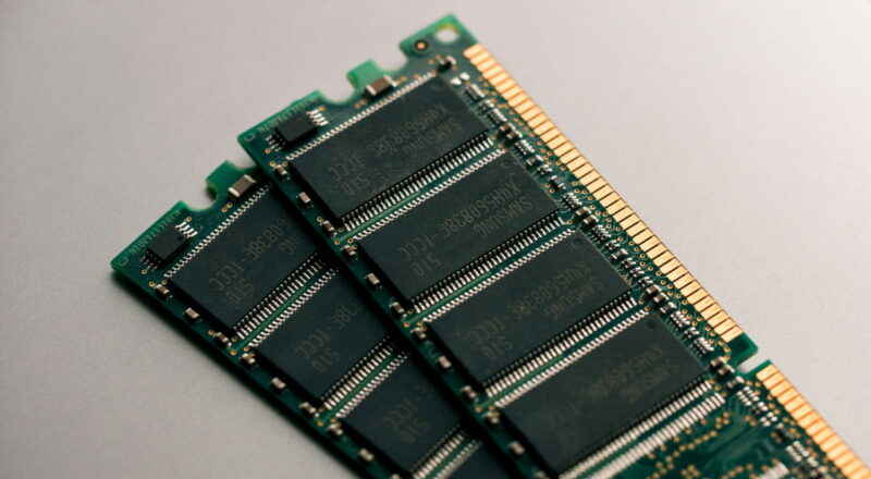 Nahaufnahme von zwei RAM-Modulen – Mehr RAM einbauen für bessere PC-Leistung