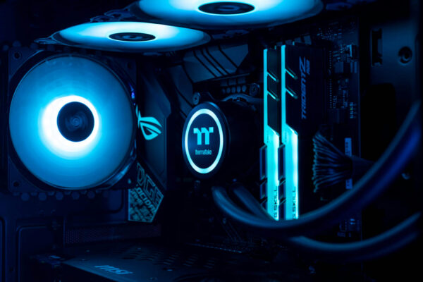 PC-Kühlung optimieren: RGB-Lüfter und Wasserkühlung für bessere Performance Effiziente PC-Kühlung mit modernen RGB-Lüftern und Wasserkühlung für optimale Leistung und niedrige Temperaturen.