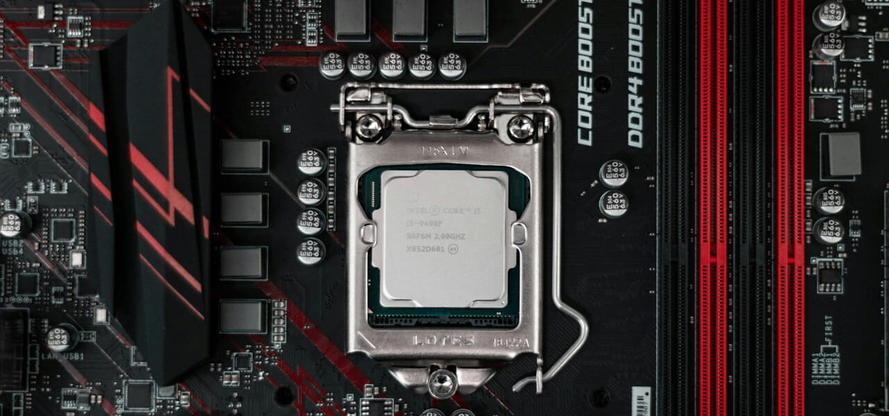 Nahaufnahme eines modernen Prozessors auf einem Motherboard – Vergleich von Prozessor-Generationen und Upgrade-Möglichkeiten.