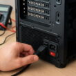 Netzteil prüfen am geöffneten PC-Gehäuse bei Stromausfall