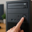 Computer wird eingeschaltet zur Diagnose bei schwarzem Bildschirm