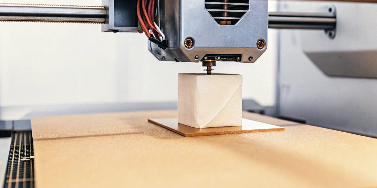 Ein 3D-Drucker druckt ein Objekt Schicht für Schicht.