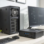 Mini-PC und Tower-System nebeneinander auf einem Schreibtisch