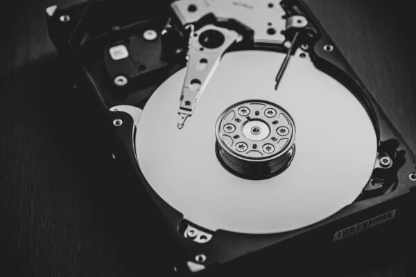 Geöffnete HDD im Detail: Festplatte als mögliche Fehlerquelle bei PC-Freezes