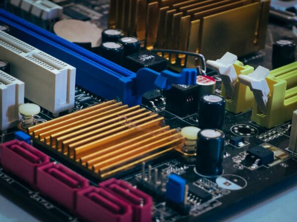 Mainboard mit Kühlkörpern und Steckplätzen: typische Hardwarekomponenten als mögliche Ursache für PC-Freezes