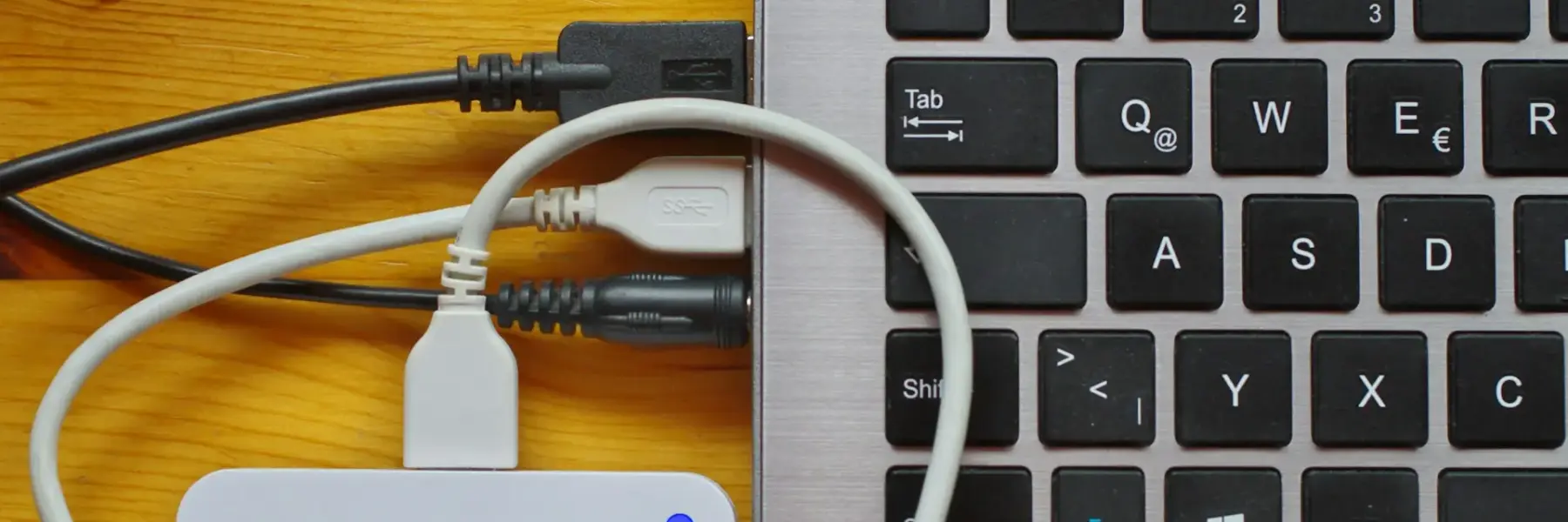 Externe Festplatte über USB-Anschluss mit einem Laptop verbunden