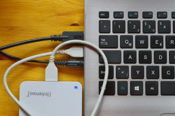 USB-Anschlüsse und Kabel prüfen, wenn die externe Festplatte nicht erkannt wird Externe Festplatte über USB-Anschluss mit einem Laptop verbunden
