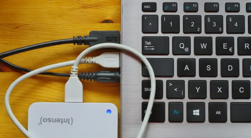Externe Festplatte über USB-Anschluss mit einem Laptop verbunden