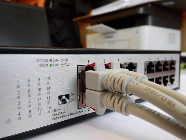 LAN-Ports und Gigabit-Anzeige an einem Netzwerk Switch Netzwerk Switch mit mehreren LAN-Ports und Gigabit-Anzeige